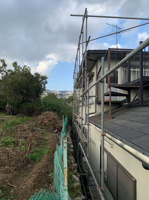 足場を建物を囲うように設置